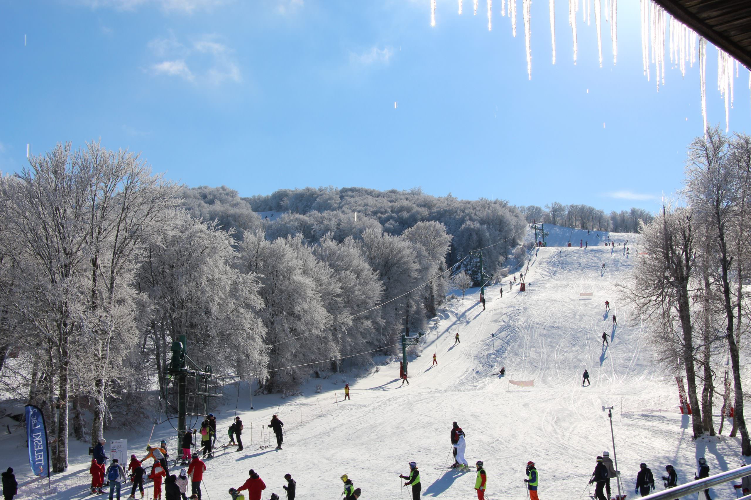 Pistes enneigées à la station de ski de Laguiole