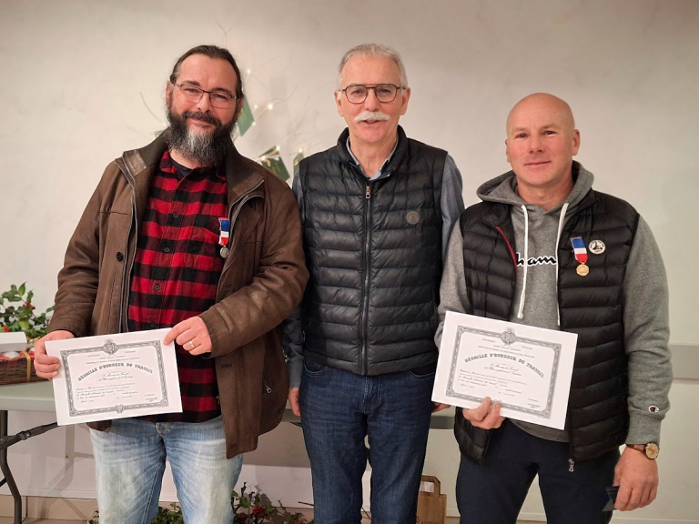 Le maire aux cotés de Christophe Auclair et de Didier Recoussines mis à l'honneur pour la qualité et l'ancienneté de leur engagement dans le service public